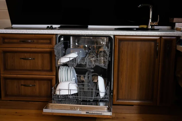 Открытая Посудомоечная Машина Чистой Посудой Деревянной Кухне — стоковое фото