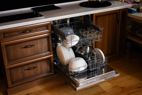 Открытая Посудомоечная Машина Чистой Посудой Деревянной Кухне — стоковое фото
