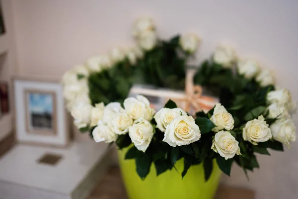 Białe Róże Bukiet Kwiatów Garnku — Zdjęcie stockowe