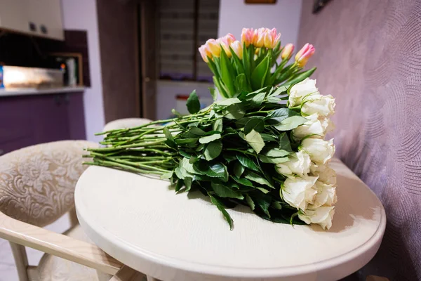 Bílé Růže Kytice Dřevěném Stole Proti Tulipánům — Stock fotografie