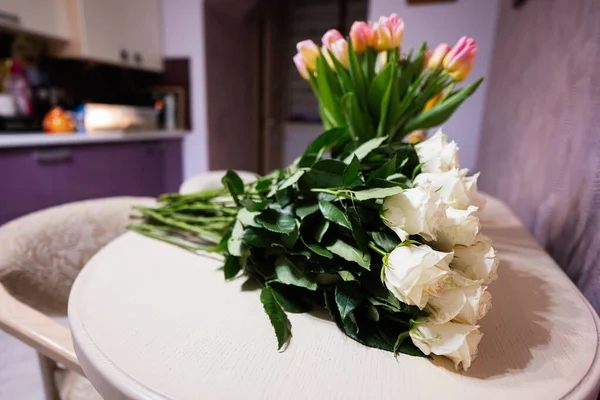 Bílé Růže Kytice Dřevěném Stole Proti Tulipánům — Stock fotografie