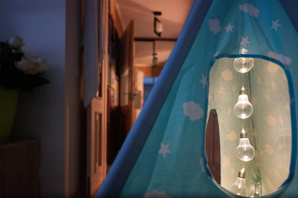 晚上在儿童帐篷的房间里放灯泡 — 图库照片