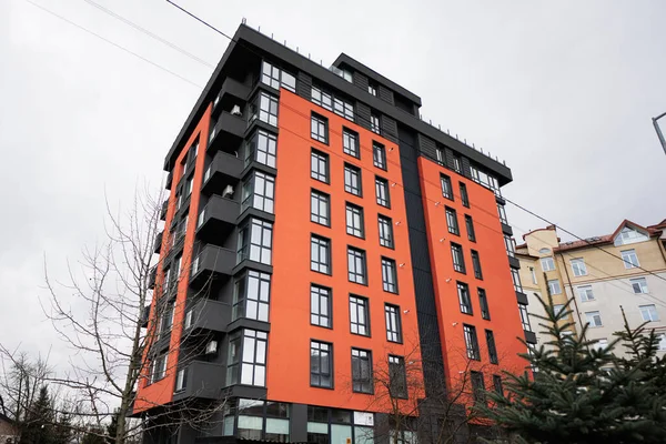Modern Turuncu Çok Katlı Apartmanlar Yeni Evlerin Cephesi — Stok fotoğraf