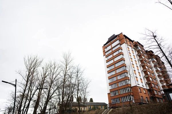 Modern Turuncu Çok Katlı Apartmanlar Yeni Evlerin Cephesi — Stok fotoğraf