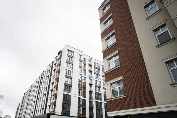 Modern Çok Katlı Apartman Binaları Yeni Evlerin Cephesi — Stok fotoğraf