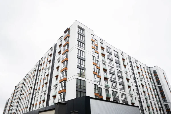 Modern Çok Katlı Apartman Binaları Yeni Evlerin Cephesi — Stok fotoğraf