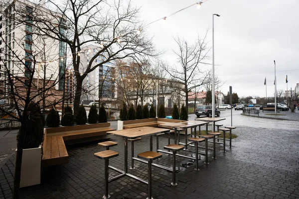 Пустой Городской Кафе Терраса Столами Стульями Гирлянда Лампочек — стоковое фото