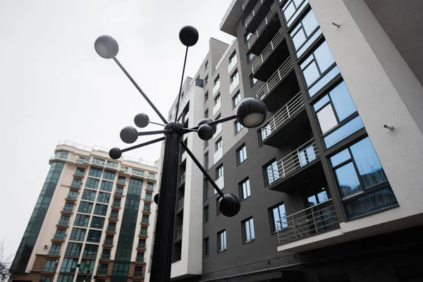 현대적 아파트 건물에 대항하는 지향적 새로운 집들의 — 스톡 사진