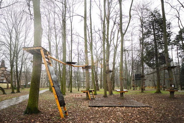 森林アドベンチャーパーク 子供のための屋外遊園地のクライミング — ストック写真