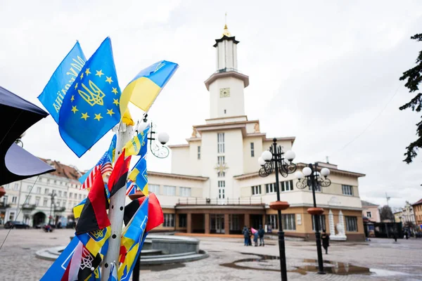 Ukraińskie Flagi Przed Budynkiem Ratusza Miasta Iwano Frankowsk — Zdjęcie stockowe