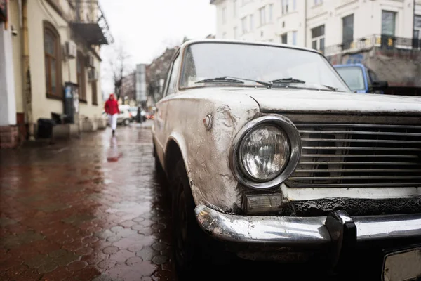 Oude Vintage Auto Koplamp Regen Stad Straat — Stockfoto