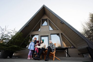 Dört çocuklu anne, terasta gözlerden uzak, dağlarda küçük bir evde oturuyor..