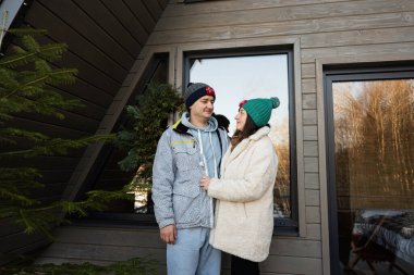 Terasta aşık bir çift dağlarda küçük bir evde yaşıyor..