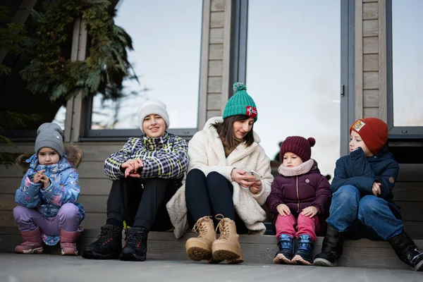Μητέρα Τέσσερα Παιδιά Κάθεται Στη Βεράντα Εκτός Δικτύου Μικροσκοπικό Σπίτι — Φωτογραφία Αρχείου