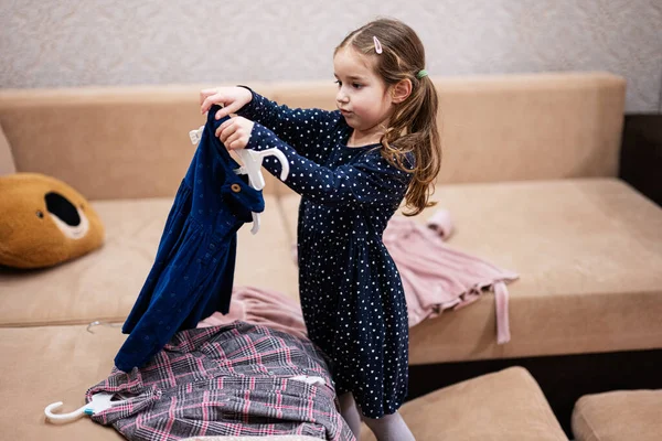 Девочка Выбирает Одежду Гардероба Дома Диване — стоковое фото