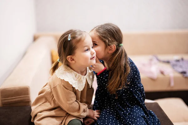 Δύο Αδερφές Κάθονται Στον Καναπέ Και Λένε Κοριτσίστικα Μυστικά Μεταξύ — Φωτογραφία Αρχείου