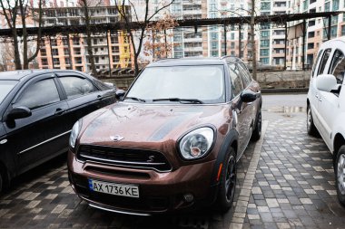 Ivano-Frankivsk, Ukrayna - Mart 2023: Brown Mini Cooper S.