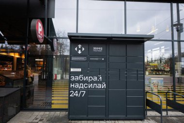 Ivano-Frankivsk, Ukrayna - Mart 2023: Nova Poshta posta kutuları sokakta görüldü.