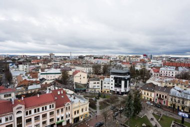 Ivano-Frankivsk, Ukrayna - Mart 2023: Belediye binasından Panorama Manzarası. 