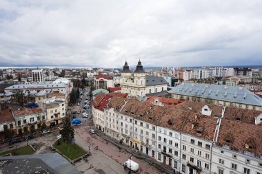 Ivano-Frankivsk, Ukrayna - Mart 2023: Belediye binasından Panorama Manzarası. 