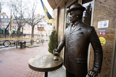 Ivano-Frankivsk, Ukrayna - Mart 2023: Belediye başkanı anıtıyla kahve.