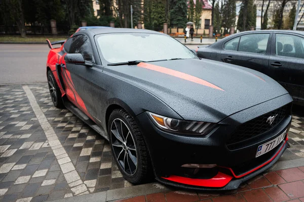 Ivano Frankivsk Ουκρανία Μάρτιος 2023 Μαύρο Και Κόκκινο Ford Mustang — Φωτογραφία Αρχείου