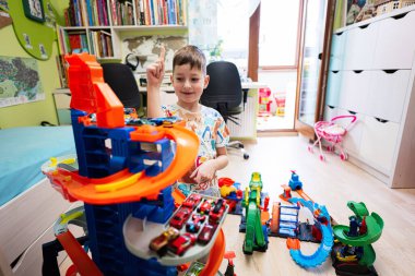 Kyiv, Ukrayna - Mart 2023: Çocuk renkli oyuncak araba koleksiyonuyla oynuyor. Hot Wheels Son Garajı.