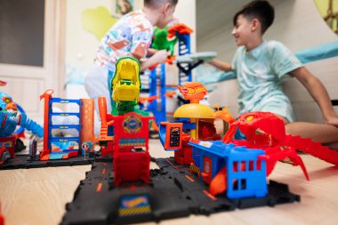 Kyiv, Ukrayna - Mart 2023: Çocuklar renkli oyuncak araba koleksiyonuyla oynuyorlar. Hot Wheels Son Garajı.