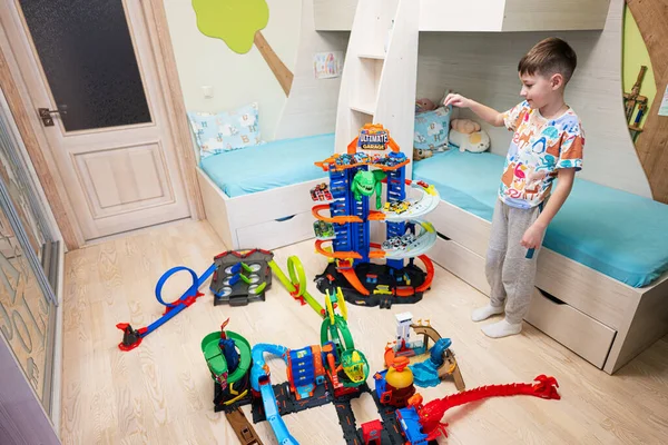 Kiev Ucrânia Março 2023 Boy Play Com Coleção Carros Brinquedo — Fotografia de Stock