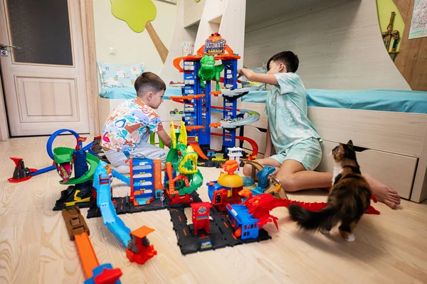 乌克兰基辅 2023年3月 孩子们玩彩色玩具车的集合 热轮终极车库 — 图库照片
