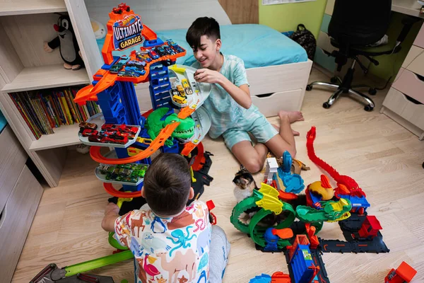 乌克兰基辅 2023年3月 孩子们玩彩色玩具车的集合 热轮终极车库 — 图库照片
