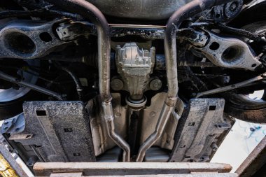 Servis onarım istasyonu kaslı arabalarla çalışıyor. Pikap arabanın alt görüntüsü