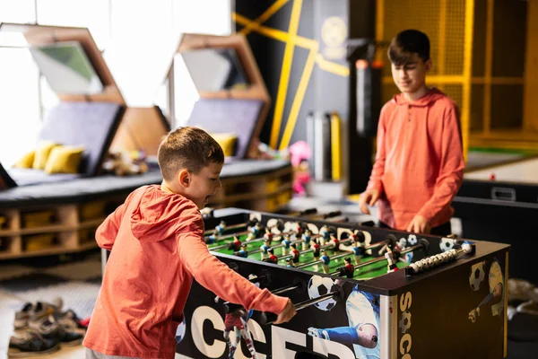 Brüder Spielen Tischkicker Kinderspielzentrum — Stockfoto
