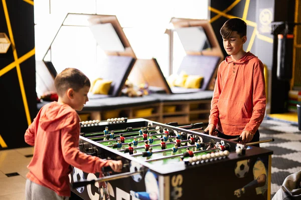 Brüder Spielen Tischkicker Kinderspielzentrum — Stockfoto