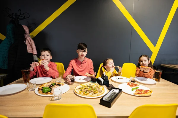 Cuatro Niños Comiendo Pizza Italiana Pizzería Los Niños Comen Cafetería —  Fotos de Stock