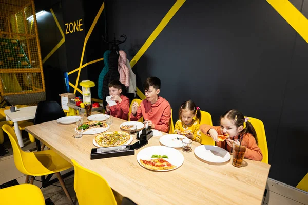 Четверо Детей Едят Итальянскую Пиццу Пиццерии Дети Едят Кафе — стоковое фото