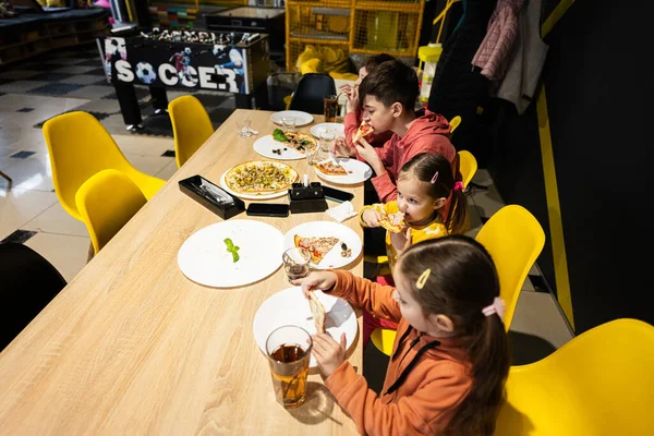 Четверо Детей Едят Итальянскую Пиццу Пиццерии Дети Едят Кафе — стоковое фото