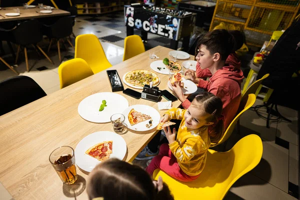 Czworo Dzieci Włoską Pizzę Pizzerii Dzieci Jedzą Kawiarni — Zdjęcie stockowe