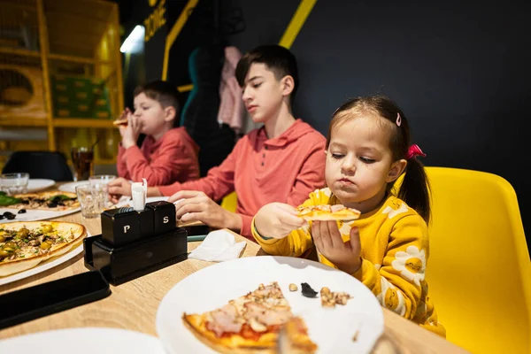 Quatro Miúdos Comer Pizza Italiana Pizzaria Crianças Comem Café — Fotografia de Stock