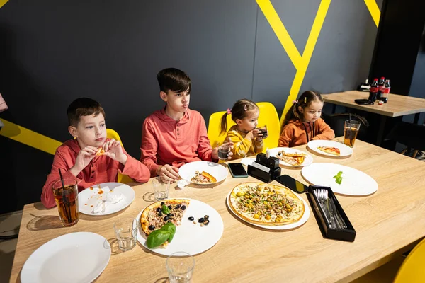 Vier Kinder Essen Italienische Pizza Einer Pizzeria Kinder Essen Café — Stockfoto