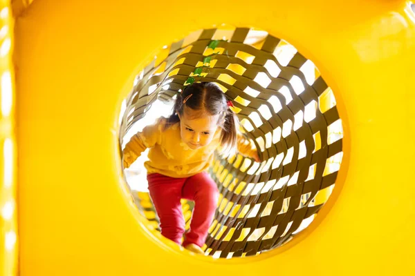 Little Girl Move Pipe Yellow Playground Park Active Entertaiments — Stock Photo, Image