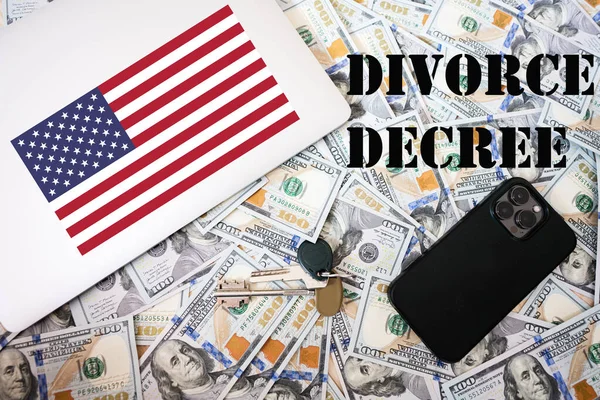 Concepto Divorcio Bandera Dinero Dólares Con Llaves Computadora Portátil Fondo — Foto de Stock