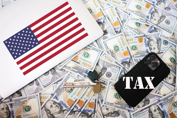 税收概念 美国国旗 有钥匙的美元钱 笔记本电脑和电话背景 — 图库照片