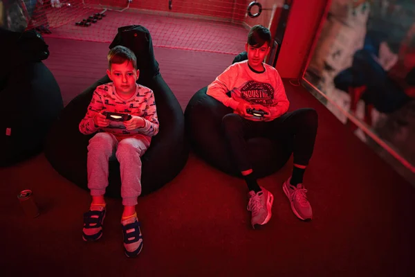 Два Мальчика Геймера Играют Игровой Приставке Красной Игровой Комнате — стоковое фото