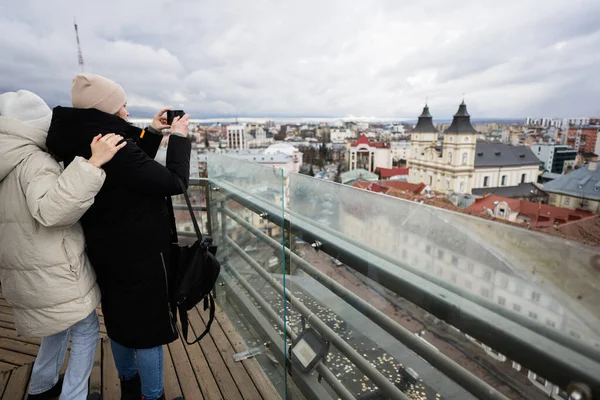 Mother Daughter Making Photo Panorama View City — Stock Photo, Image