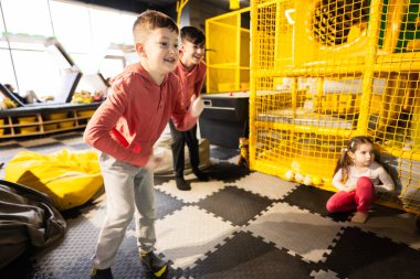 Çocuk oyun merkezinde sensör tarafından modern video oyunu konsolu olan iki kardeş..