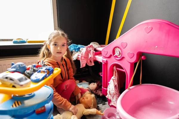 Criança Menina Pré Escolar Creche Brincando Com Bonecas Brinquedos — Fotografia de Stock