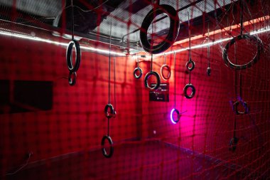 Uzaktan kumandalı İHA oyunu kapalı alanda oynanıyor.