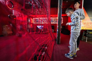 Çocuklar uzaktan kumandalı İHA 'lar uçuruyor..