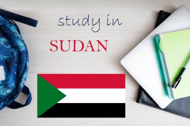 Sudan 'da okuyorum. Not defteri, dizüstü bilgisayarı ve sırt çantası olan bir geçmiş. Eğitim kavramı.
